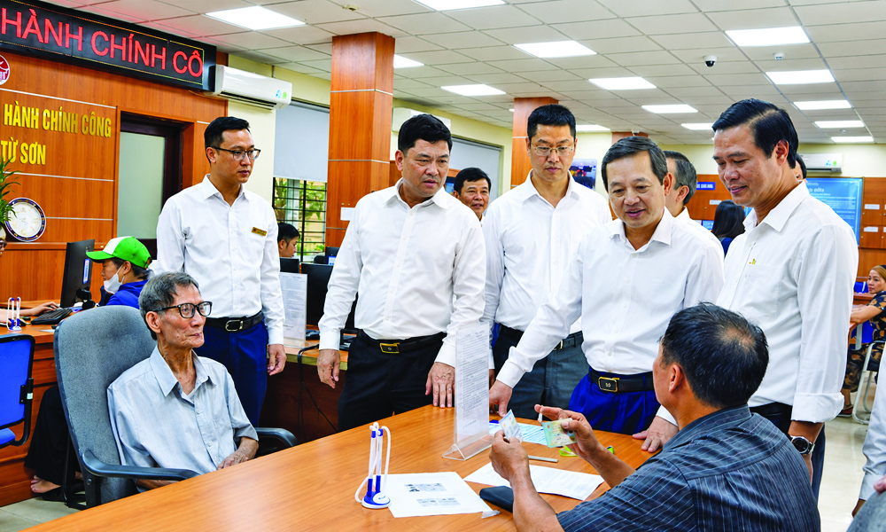 Đồng chí Nguyễn Hồng Thái, Ủy viên BCH Trung ương Đảng, Bí thư Tỉnh ủy cùng các đồng chí lãnh đạo tỉnh Bắc Ninh trò chuyện với người dân đến giải quyết thủ tục hành chính tại Trung tâm Phục vụ hành chính công phường Từ Sơn, ngày 7/8/2026.